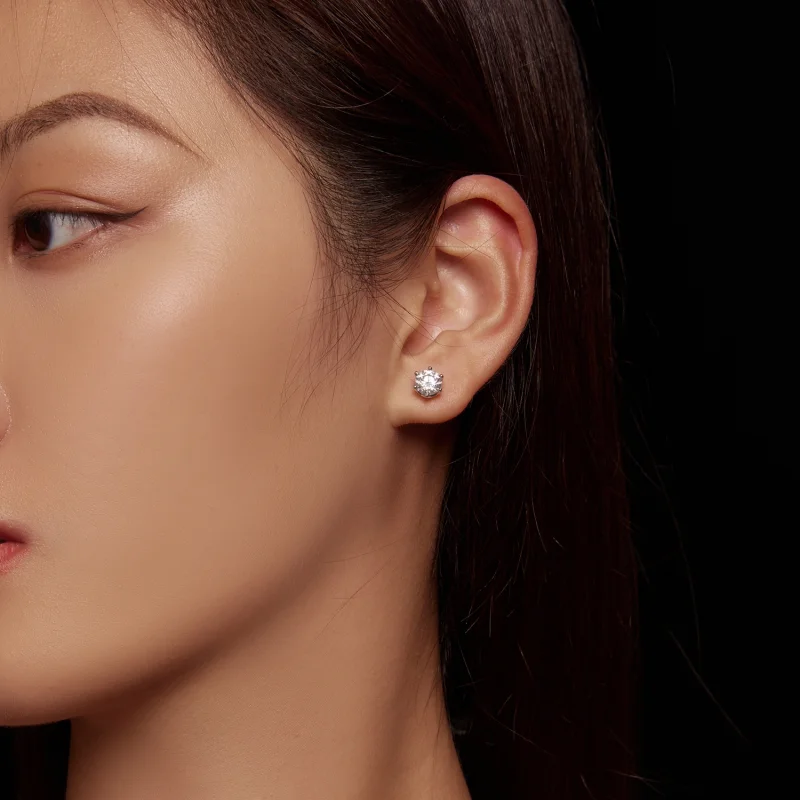 (afbeelding voor) Pandora-stijl Oorknopjes met een Moissanite Steen van één karaat en vier klauwen - Bekijken 5