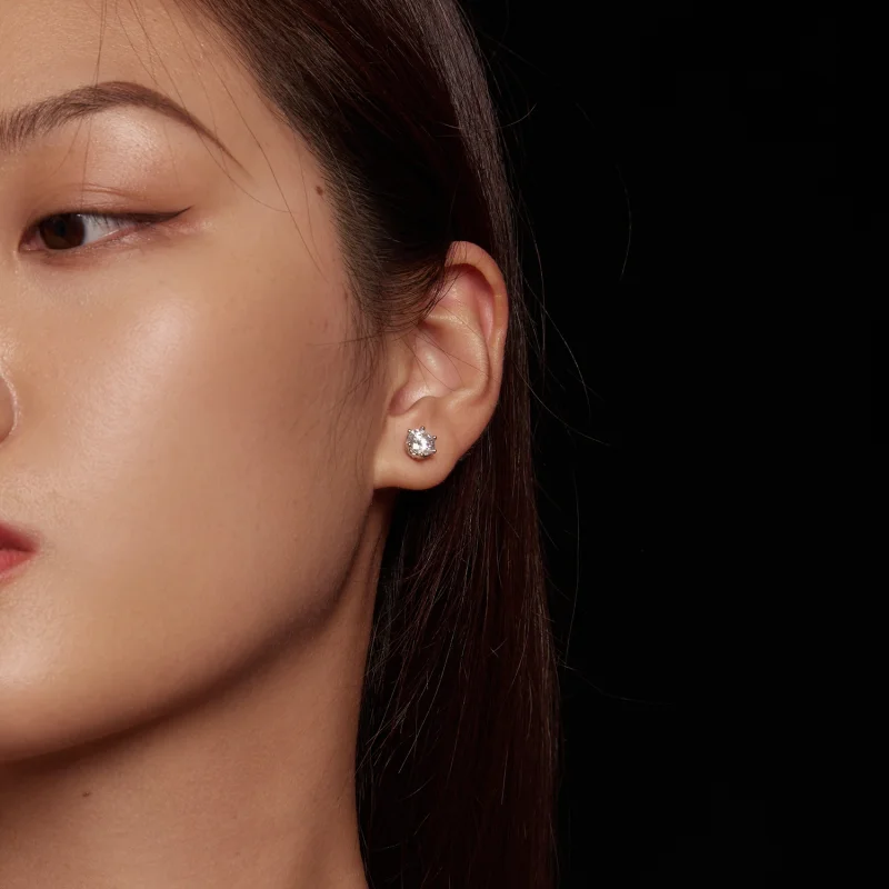 (afbeelding voor) Pandora-stijl Oorknopjes met een Moissanite Steen van één karaat en vier klauwen - Bekijken 6