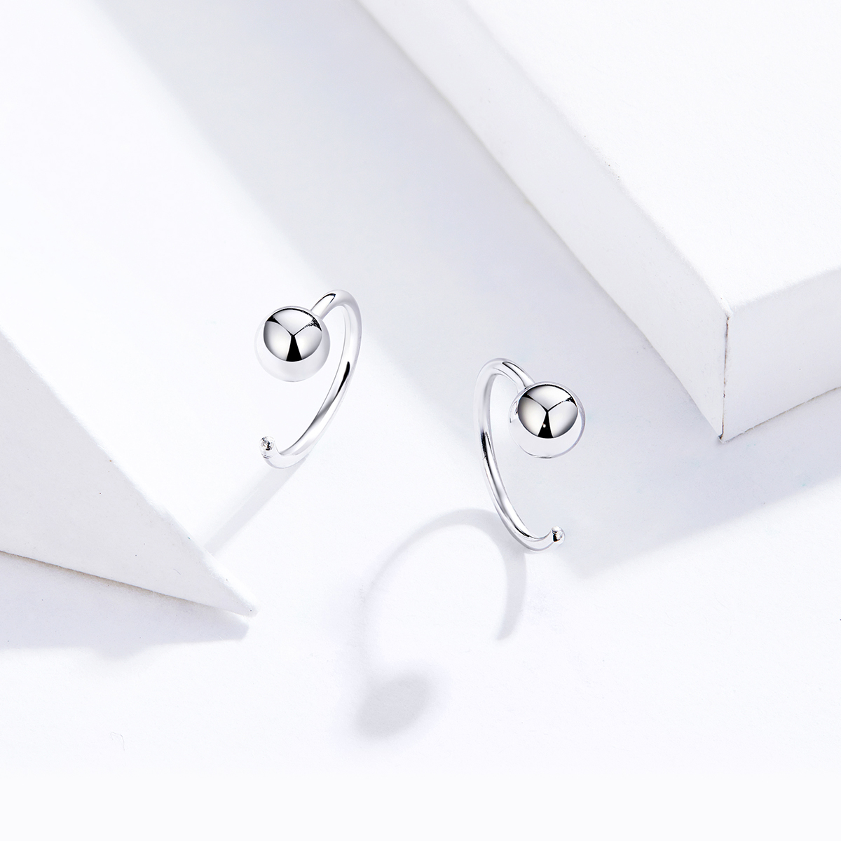 Pandora Style kleine bal Oorringen - SCE782-A
