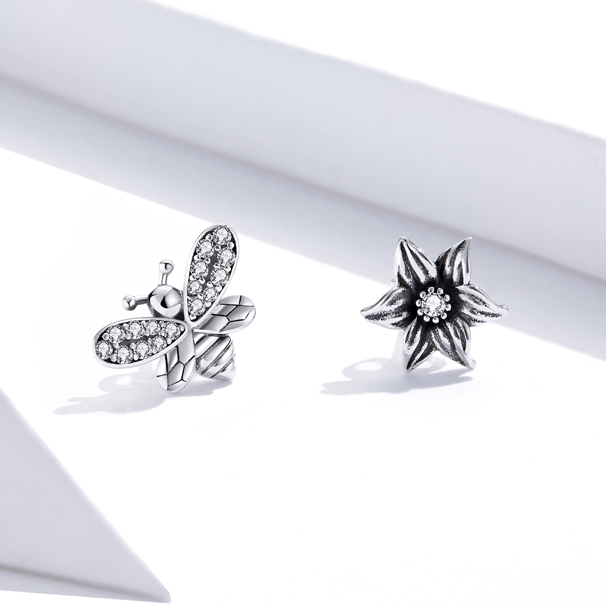 Pandora Style vlinder en bloem Oorknopjes - SCE884