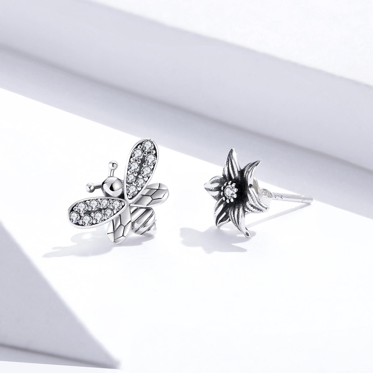 Pandora Style vlinder en bloem Oorknopjes - SCE884