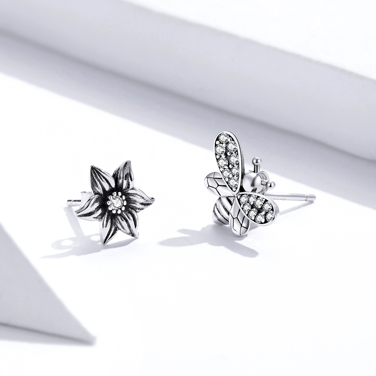 Pandora Style vlinder en bloem Oorknopjes - SCE884