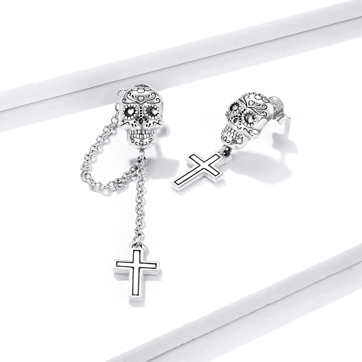 PANDORA Schedel kruis Oorhangers - BSE419