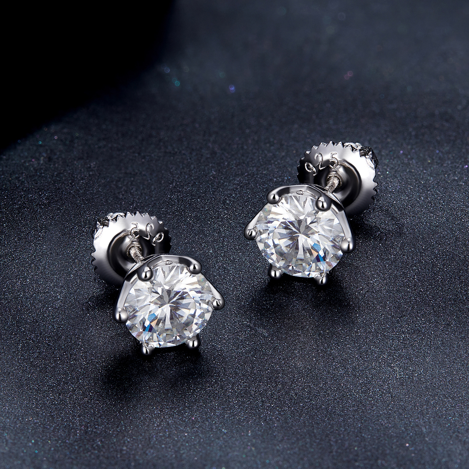 Pandora-stijl Oorknopjes met een Moissanite Steen van één karaat en vier klauwen - MSE004-L
